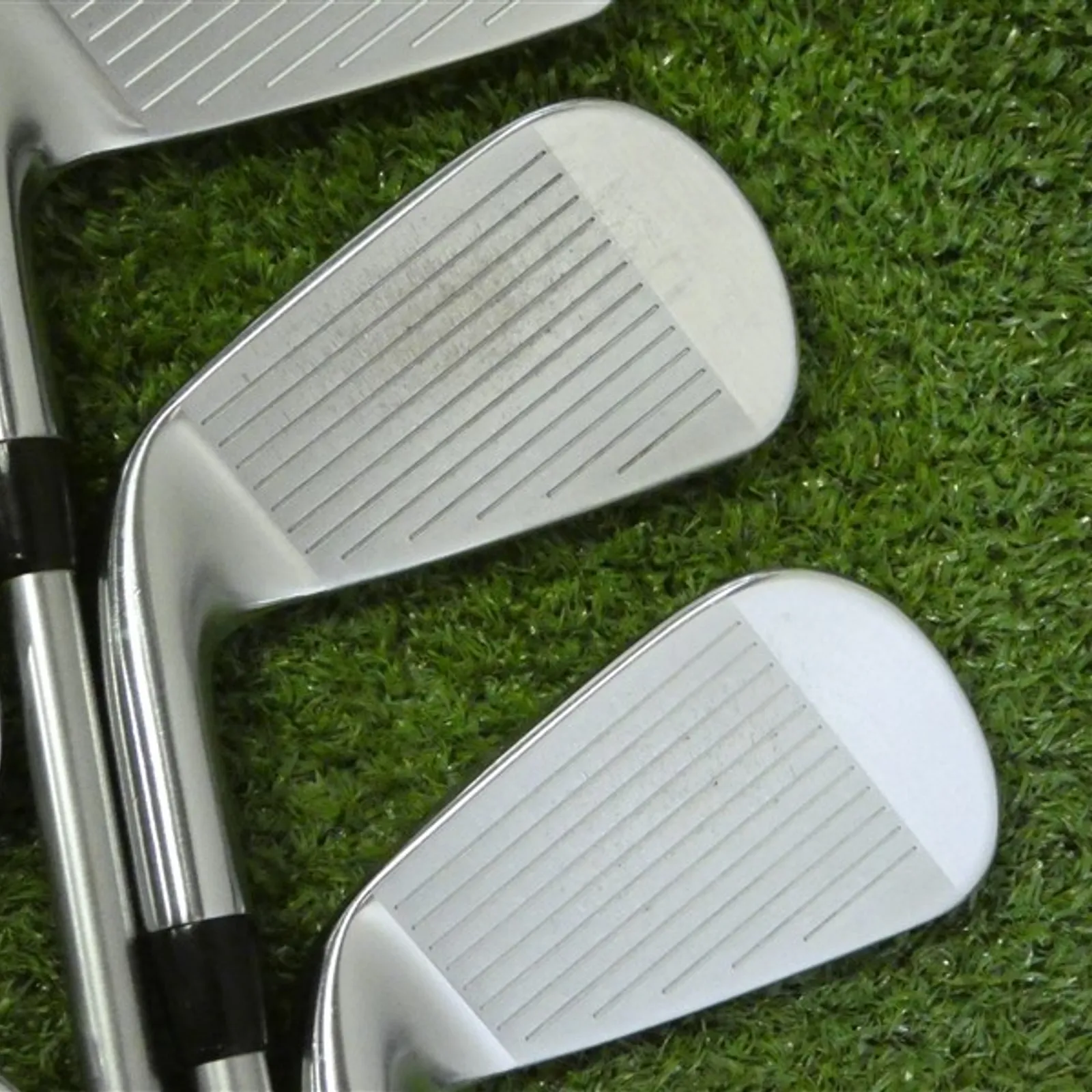 Set De Fers Titleist T400 2021 Pour Femme - 7-PW, AW, SW, Shafts Mitsubishi Fubuki MV 44 Graphite, Occasion Très Bon état