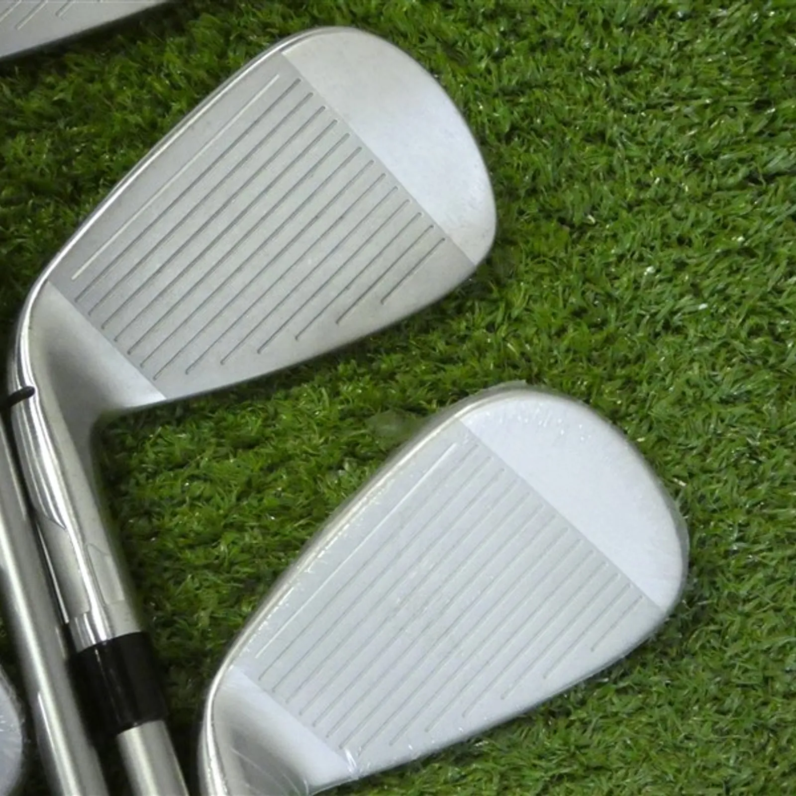 TaylorMade Qi HL Irons 7-P & A Speeder NX TCS 50 Regular Graphite